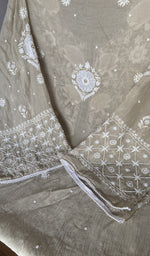 Hem and border of the beige dupatta