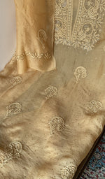 Kurta front laid out with the dupatta over it