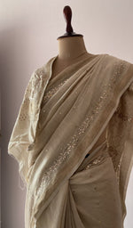 The pallu falling over the shoulder
