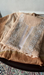 将图像加载到图库查看器中， Tan pure mul chanderi kurta piece folded, fine chikankari in view