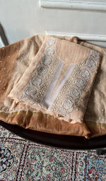 将图像加载到图库查看器中， The set folded, kurta over dupatta