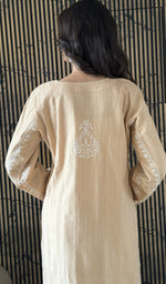 Beige kurti on the model, second look
