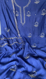 Mukaish catching the light on the fabric