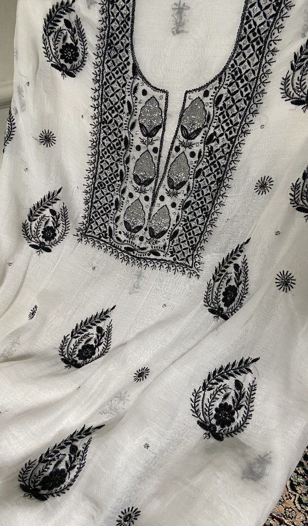 close view of the hand embroidery, white pure mul chanderi