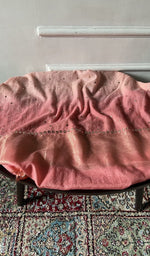 将图像加载到图库查看器中， Kurta piece and dupatta laid out