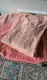 将图像加载到图库查看器中， Close up of the thread work