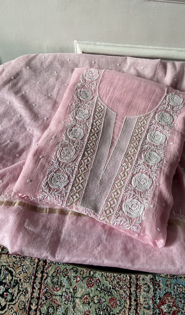 The set folded, kurta over dupatta