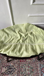 将图像加载到图库查看器中， Chikankari across the body of the lime kurta piece