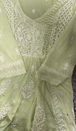 将图像加载到图库查看器中， Border and hem of the lime green pure mul chanderi