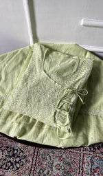 将图像加载到图库查看器中， Kurta piece folded over the bottom