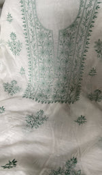 将图像加载到图库查看器中， Fine chikankari in close view