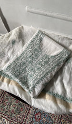 将图像加载到图库查看器中， Kurta piece folded over the bottom