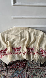 将图像加载到图库查看器中， Kurta piece and dupatta laid out