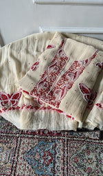 将图像加载到图库查看器中， The set folded, kurta over dupatta