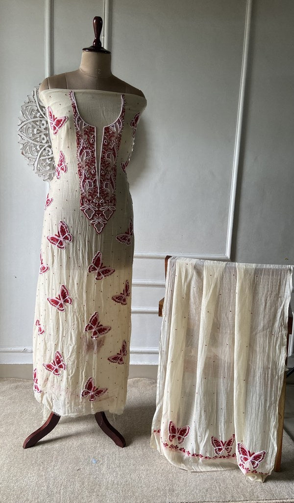 Cream suit set on the mannequin with its dupatta