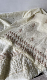 border and hem of the off white kurta piece