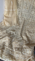 Fine jaaldar chikankari with haath ki jaali across the body of the kurta piece