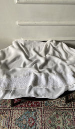 将图像加载到图库查看器中， Chikankari across the body of the ivory kurta piece