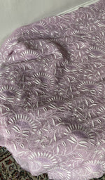 将图像加载到图库查看器中， Chikankari across the body of the lilac kurta piece
