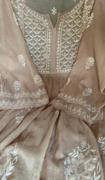 将图像加载到图库查看器中， Do taar and teen taar chikankari with haath ki jaali in close view