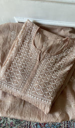 将图像加载到图库查看器中， Kurta piece folded over the bottom