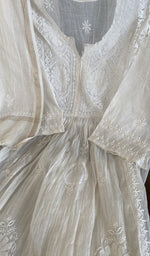 Do taar and teen taar chikankari on the white kurta