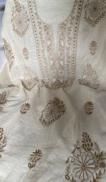 将图像加载到图库查看器中， Do taar and teen taar chikankari with haath ki jaali in close view