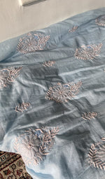 将图像加载到图库查看器中， Chikankari across the body of the light kurta piece