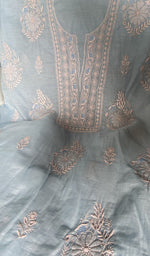 将图像加载到图库查看器中， Do taar and teen taar chikankari with haath ki jaali in close view