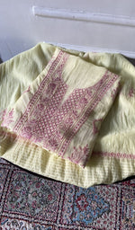 将图像加载到图库查看器中， Kurta piece folded over the bottom