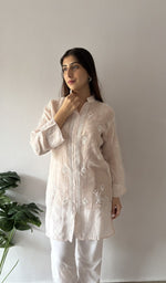 Neckline and placket in close up