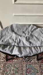 将图像加载到图库查看器中， Chikankari across the body of the grey kurta piece