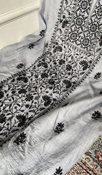 将图像加载到图库查看器中， Fine chikankari in close view