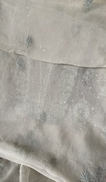 将图像加载到图库查看器中， border and hem of the dupatta