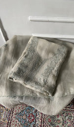 将图像加载到图库查看器中， folded stack, kurta with the dupatta