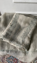将图像加载到图库查看器中， close up of the embellishment on the yoke