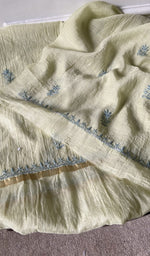 border and hem of the off white kurta piece