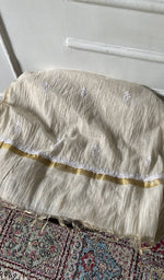 将图像加载到图库查看器中， Chikankari across the body of the ivory kurta piece