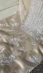 将图像加载到图库查看器中， Fine chikankari in close view