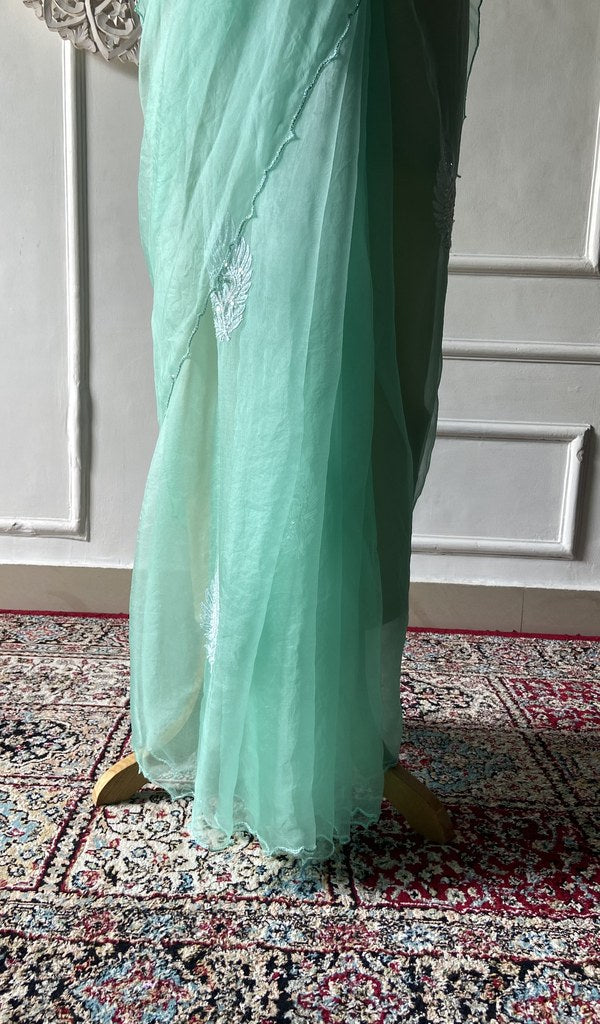 Do taar and teen taar chikankari in close view