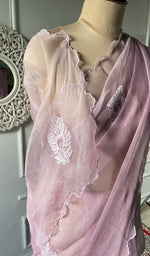 将图像加载到图库查看器中， Chikankari across the body of the pink kurta piece
