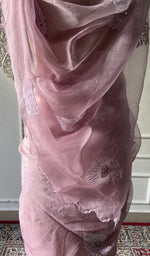 将图像加载到图库查看器中， Kurta piece folded over the bottom