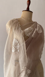 The pallu falling over the shoulder