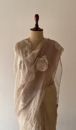 Pallu falling over the shoulder, do taar and teen taar chikankari motifs on pallu and allover