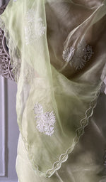 将图像加载到图库查看器中， Kurta piece folded over the bottom