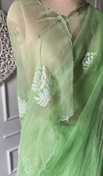 将图像加载到图库查看器中， Chikankari across the body of the parrot kurta piece