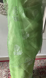 将图像加载到图库查看器中， Kurta piece folded over the bottom