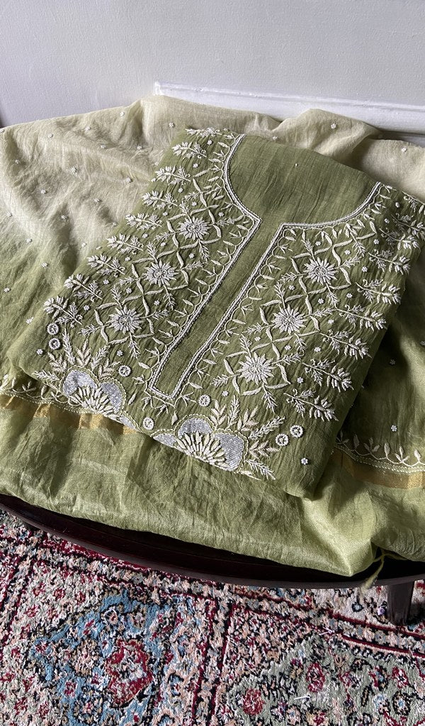 The set folded, kurta over dupatta