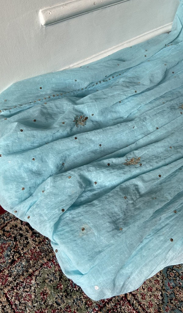 Gala worked in do taar and teen taar chikankari