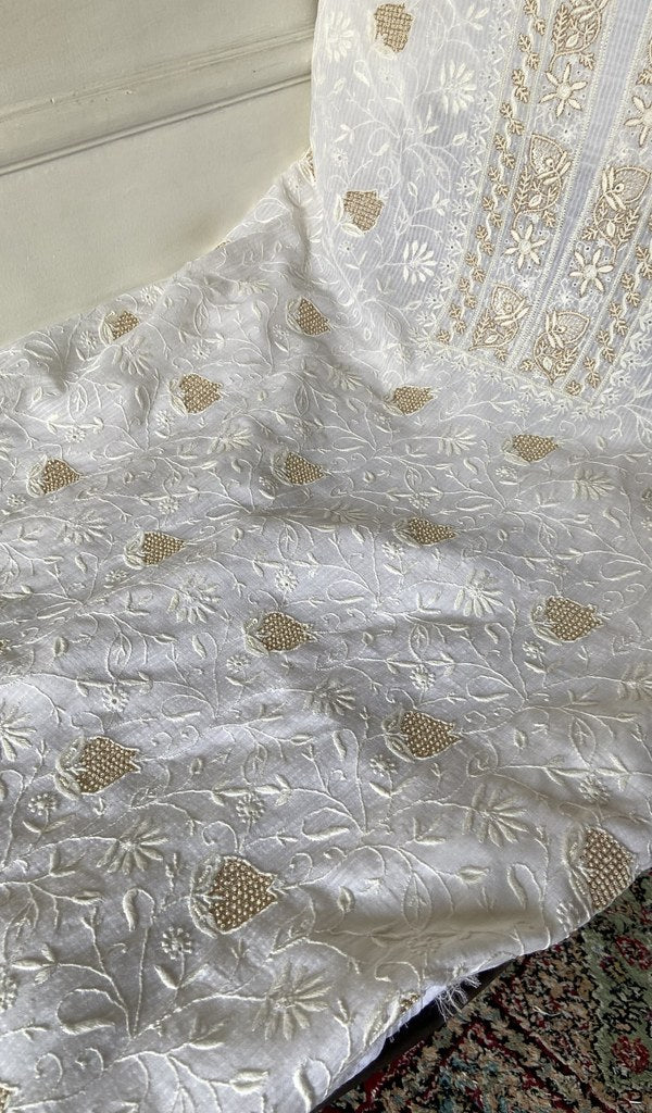 Do taar and teen taar chikankari in close view